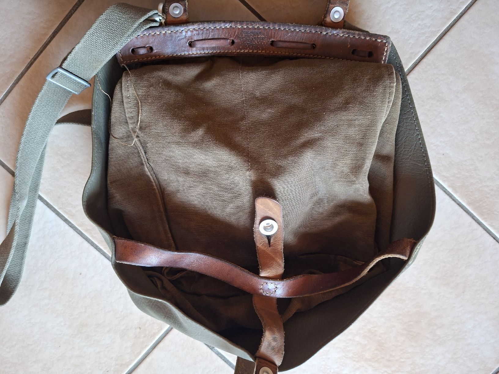 Armée suisse Sacs à dos: Schweizer Armee Militär Rucksack mit Brotsack – D'occasion à Schwanden Sigrisw par Wibe81 1
