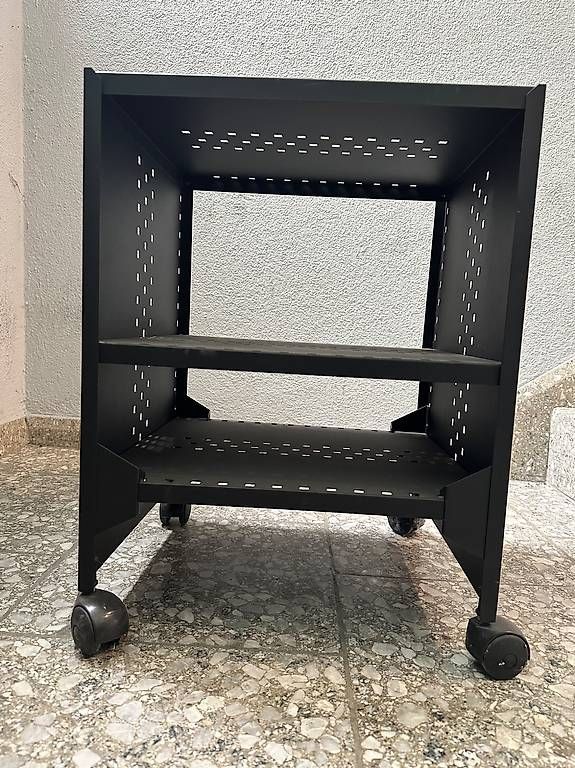 Étagères: 2 schwarze Metallregale mit Rollen & 3 Fächer – D'occasion à Zürich par voll-l