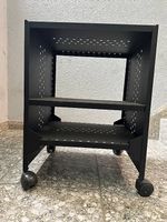 2 schwarze Metallregale mit Rollen & 3 Fächer