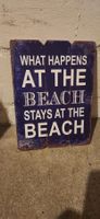 Strand-Deko Schild: "What happens at the beach..."🏖️