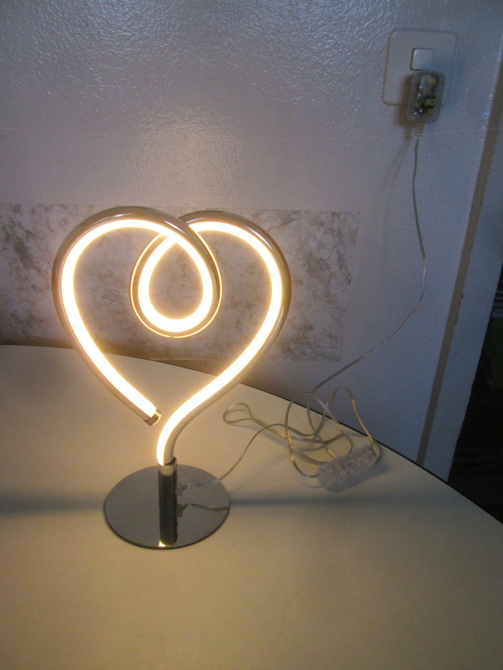 Conforama Lampes: LED Herz Tischlampe – D'occasion à Sementina par babucia 1