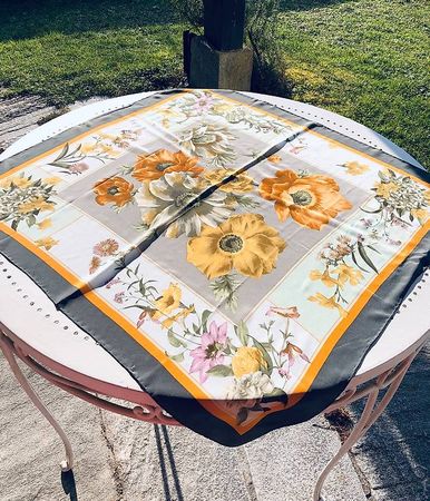 Wunderschöner Seidenfoulard, Olive/beige mit bunten Blumen
