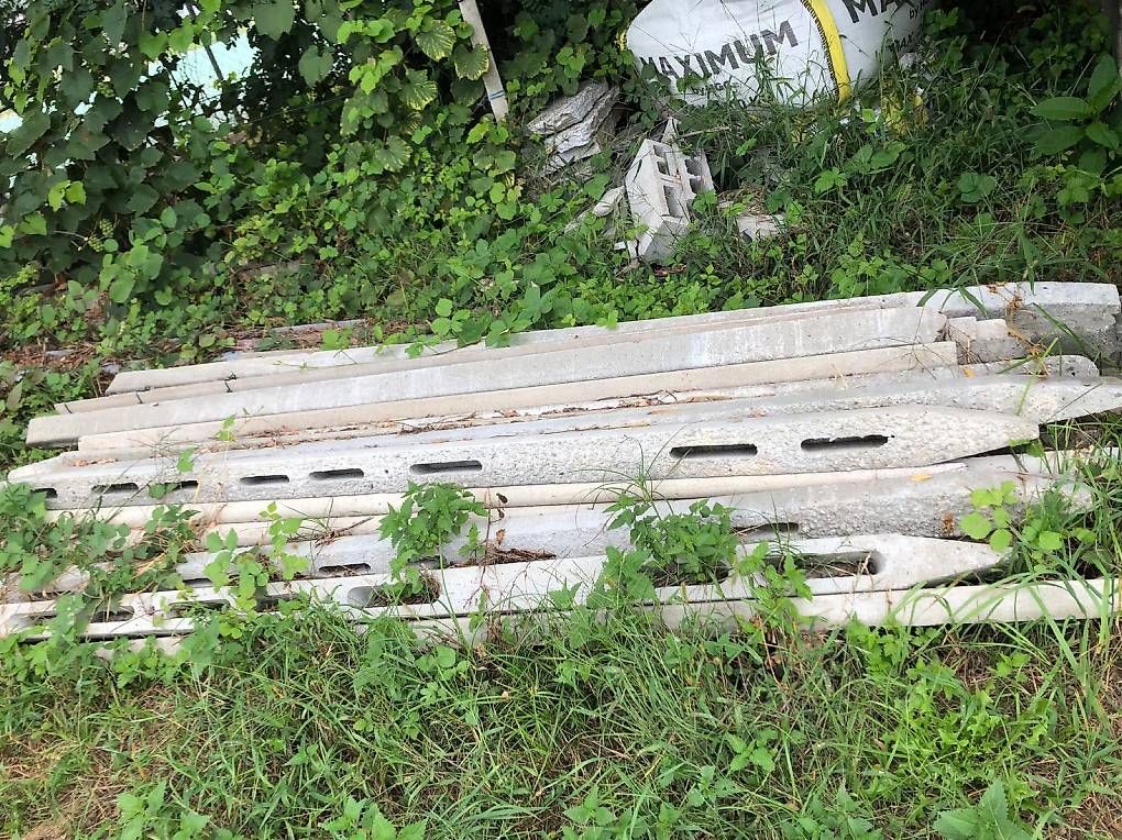 Scaffali: Regalo pali cemento vigna – Usato da Agarone venduto da breschini