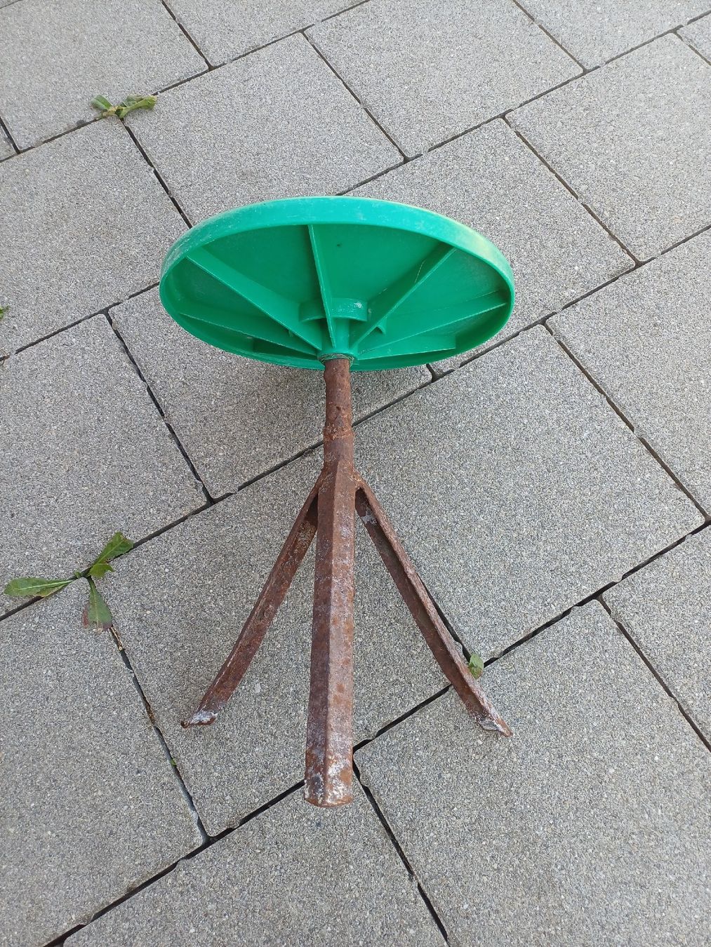 Hocker: Hocker grün H34cm Durchmesser Teller 27cm gebraucht – Gebraucht aus Zuckenriet von Res. 1