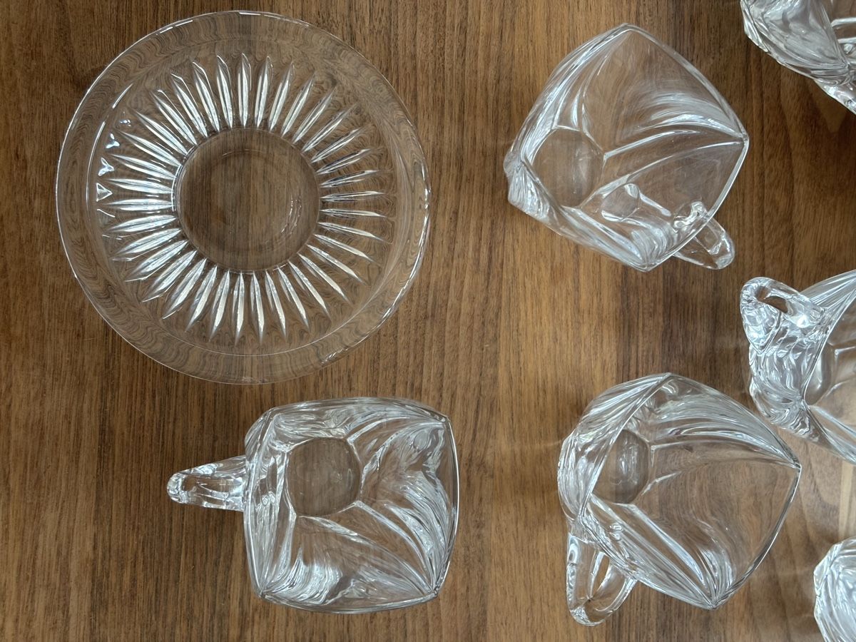 Set di piatti: Glas Tassen mit Unterteller – Usato da Kesswil venduto da Branca-01