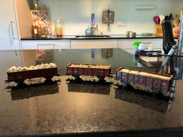 Modellini di ferrovie: Diverse Güterwagen, Spur H0 – Usato da Leuzigen venduto da bnbz101 1