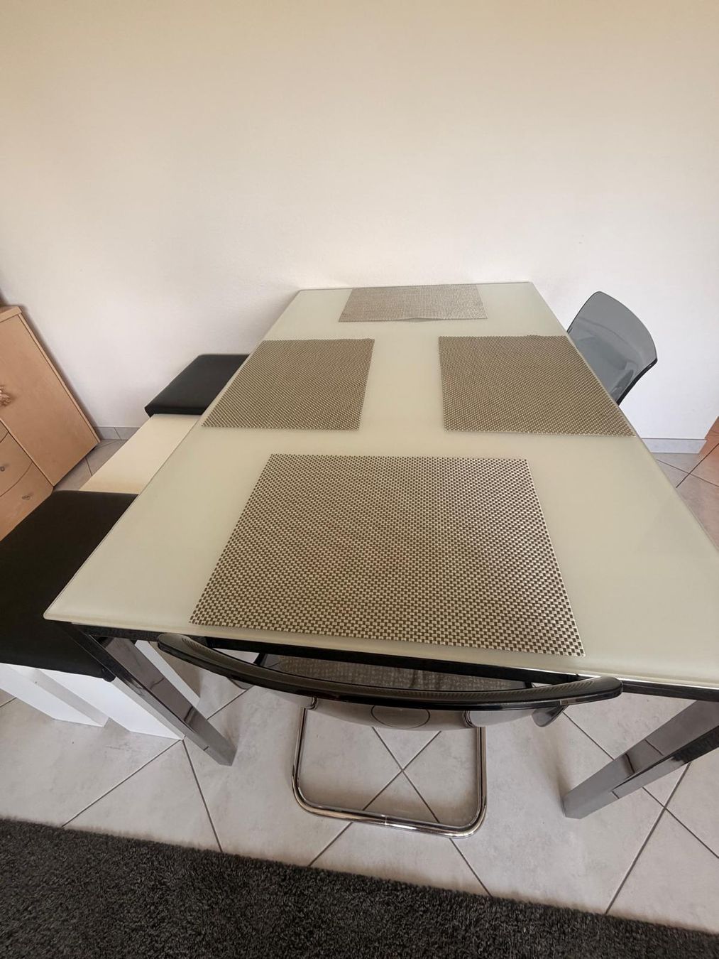 Set di tavolo e panche: Dining Set for Sale – Usato da Alosen venduto da len_r759
