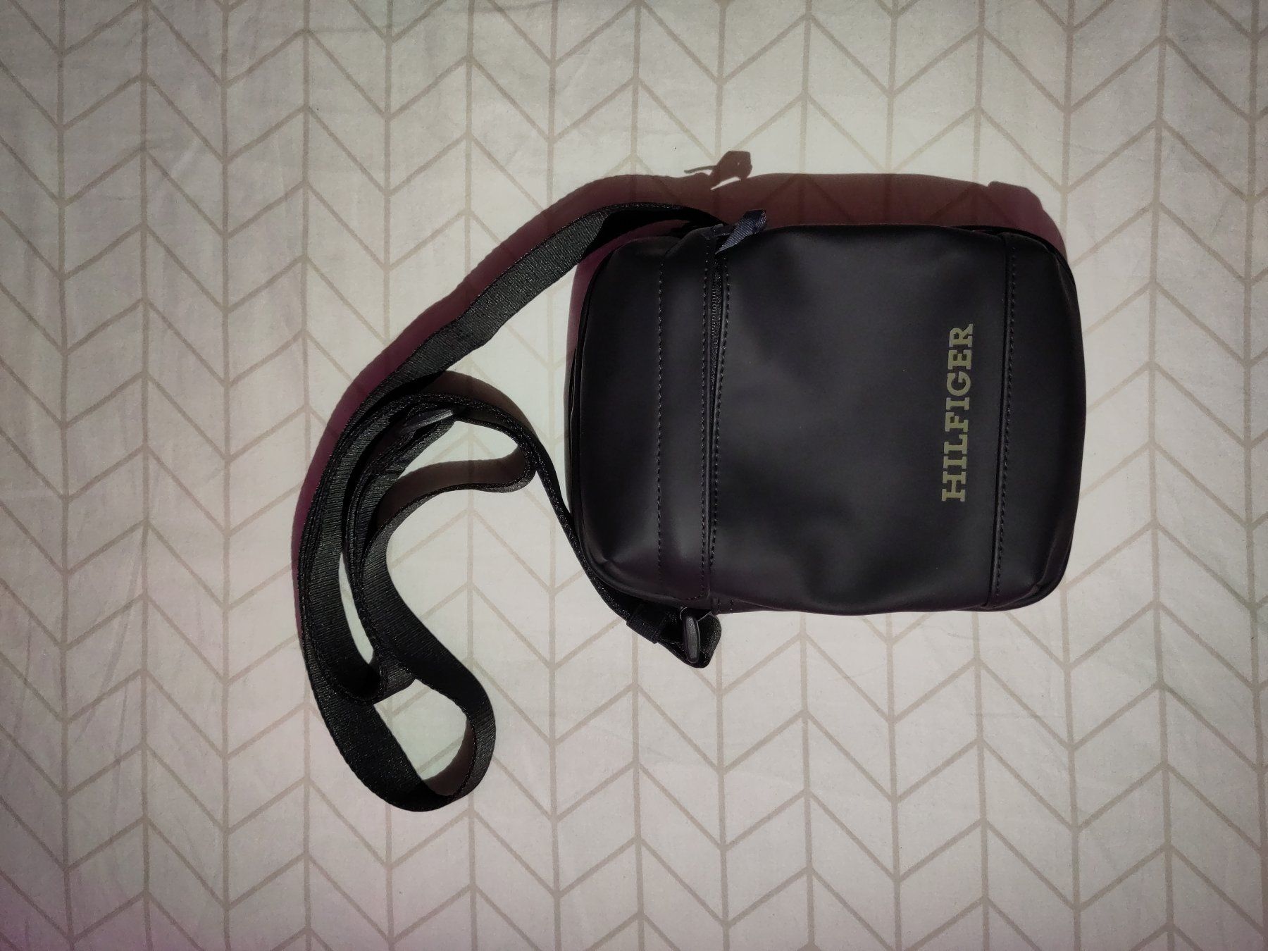 Tommy Hilfiger Borse: TOMMY HILFIGER MONOTYPE PU MINI REPORTER BLACK SCHWARZ – Nuovo e nell'imballaggio originale da Horgen venduto da boban.d 2