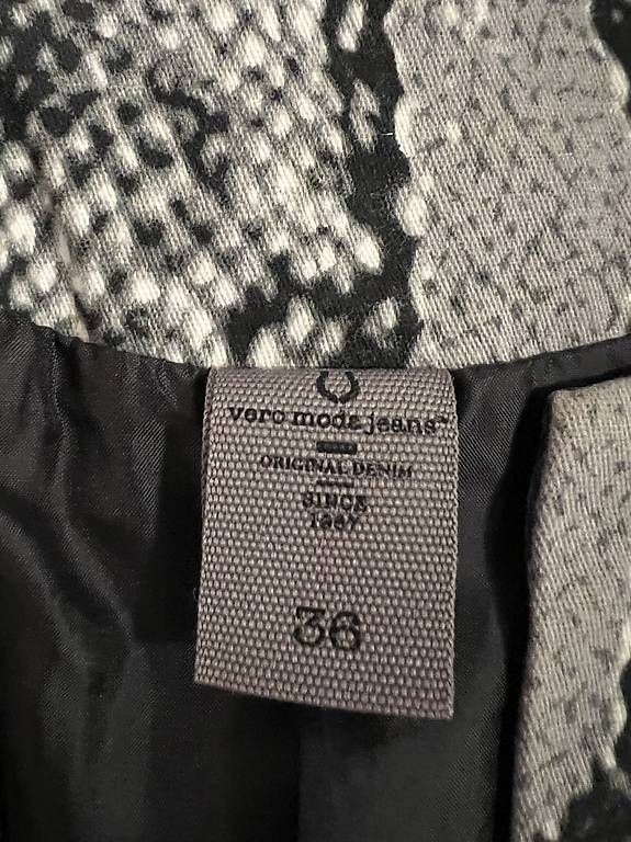 Giacche: Graue Schlangenmuster Jacke Gr. S Vero Moda – Usato da Sevelen venduto da ale_v29l 1