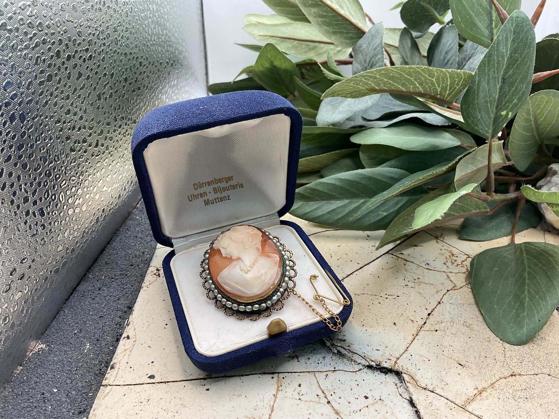 Spille & Fermagli: Antike Muschelgemme Brosche in Messingfassung – Usato da Luzern venduto da S.Kern01 2