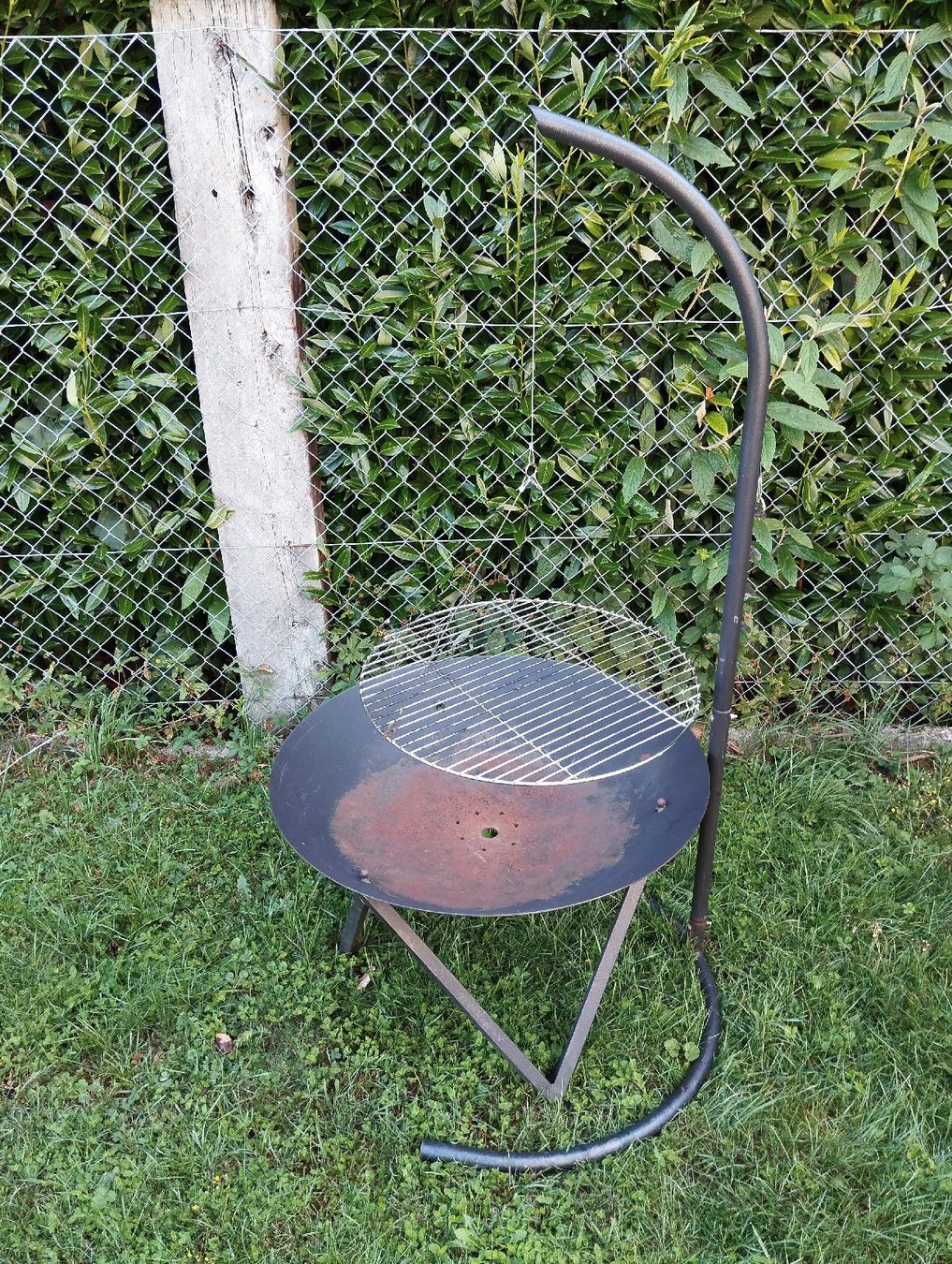 Cheminée d'extérieur: Feuerschale mit Grillrost – D'occasion à Altstätten SG par san_kjb7
