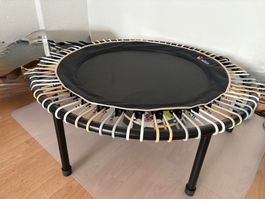 Neues Trampolin mit Haltestange und Bodenschutz-Schutzfolie