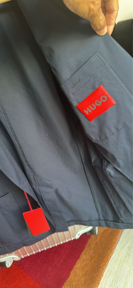 Hugo Boss Giacche: Hugo Boss Navy Blazer,  46/38 – Nuovo e nell'imballaggio originale da Mont-sur-Lausanne venduto da sashwindow 1