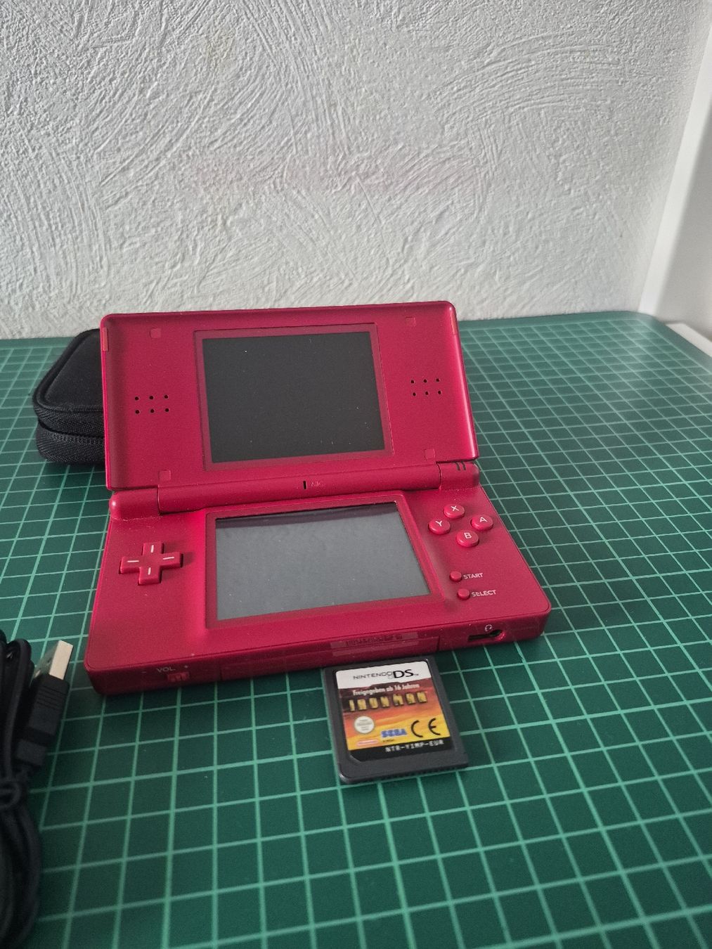 Nintendo Konsolen: Nintendo DS Lite Red + Iron Man, Case and Charger – Neu (gemäss Beschreibung) aus Meyrin von Retro-GZ 3