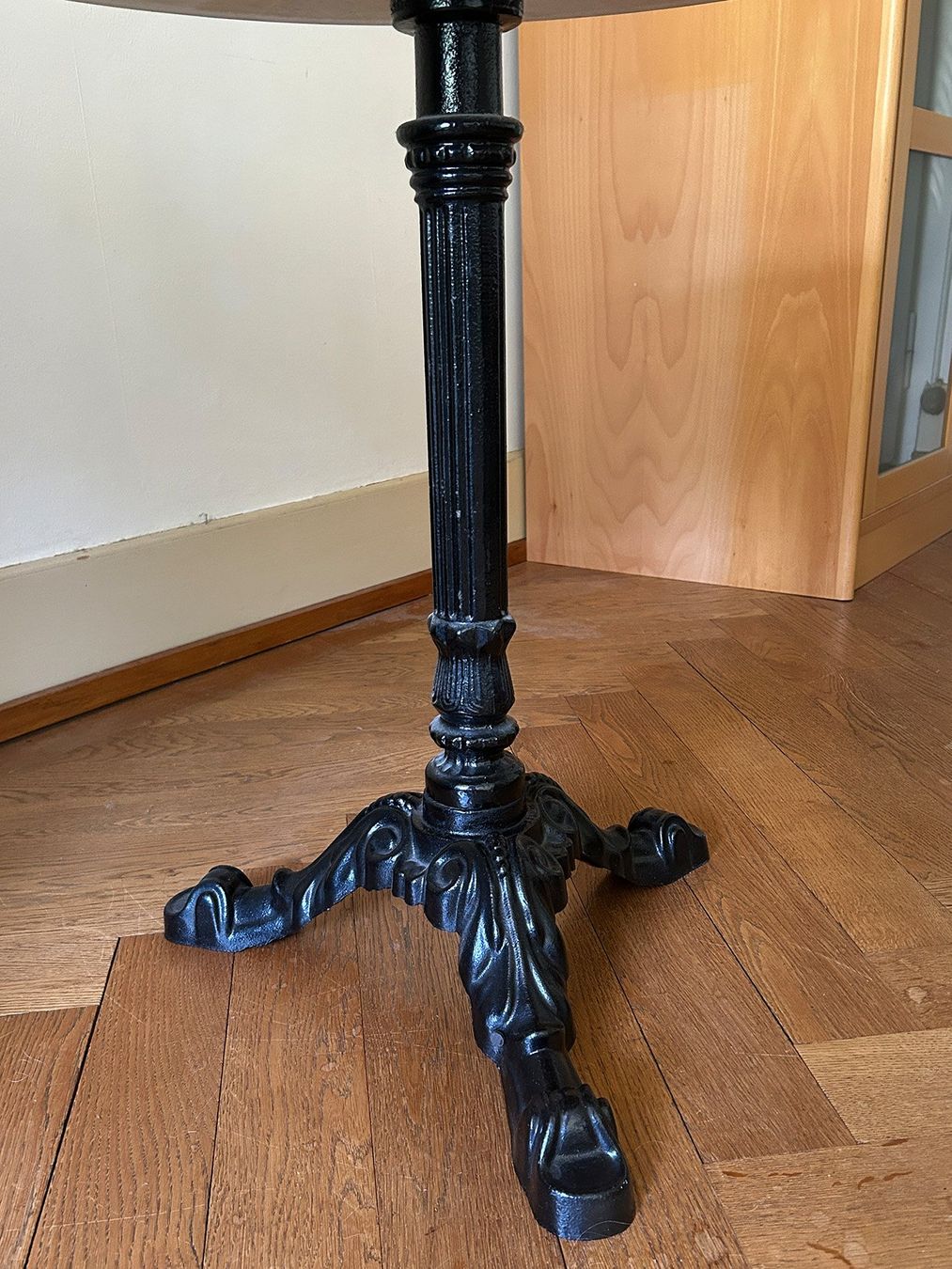 Tavoli: Marmortisch rund mit schwarzem Eisengussfuss – Usato da Bern venduto da wfu_9cqt 1