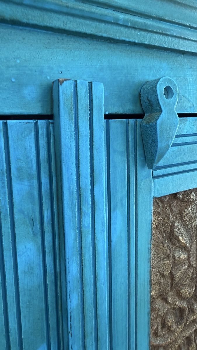 Armadi: Schrank blau mit Holzschnitzereien – Nuovo (secondo la descrizione) da Wiesendangen venduto da Auri_0 1