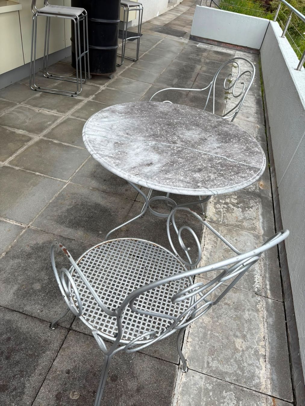 Set de table et chaises: Granitttisch mit 2Stühlen – D'occasion à Wolhusen par STUR11 2