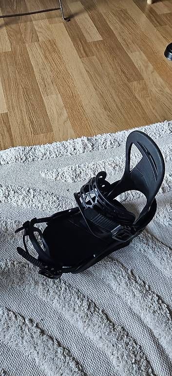 Chaussures hommes: Fixation snowboard burton M 41-44 – D'occasion à Martigny par cor_9kb7 2