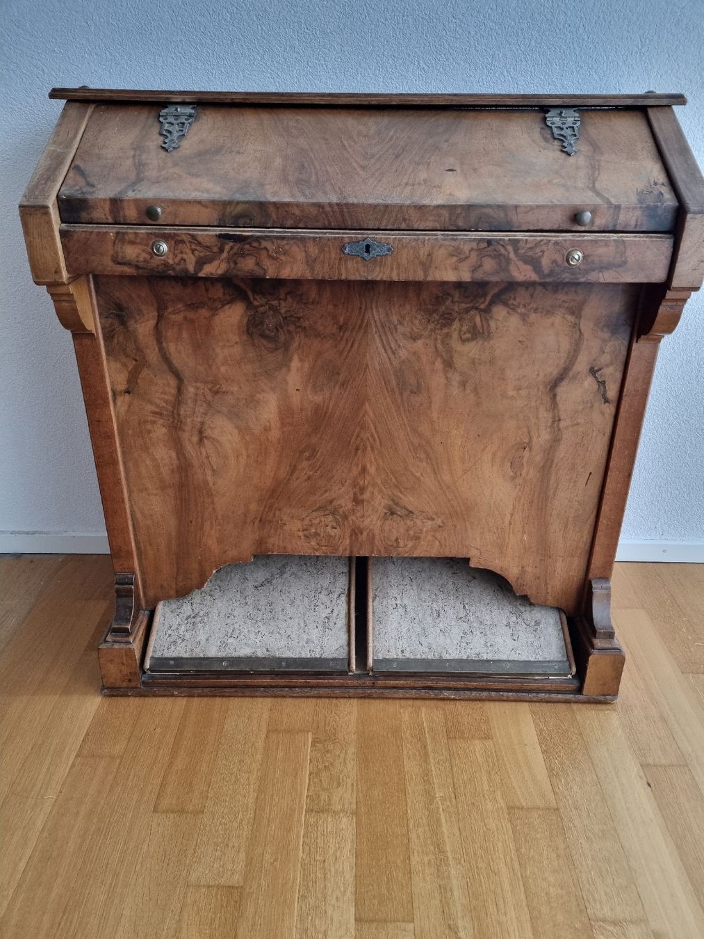 Strumenti musicali: Antikes Harmonium mit Stuhl – Usato da Abtwil SG venduto da danikari 1