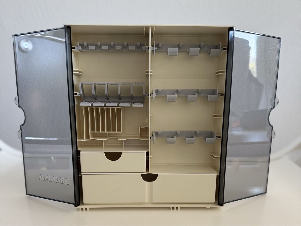 Bernina Macchine da cucire: BERNINA Zubehörbox – Usato da St.Gallen venduto da Isnisodo 1