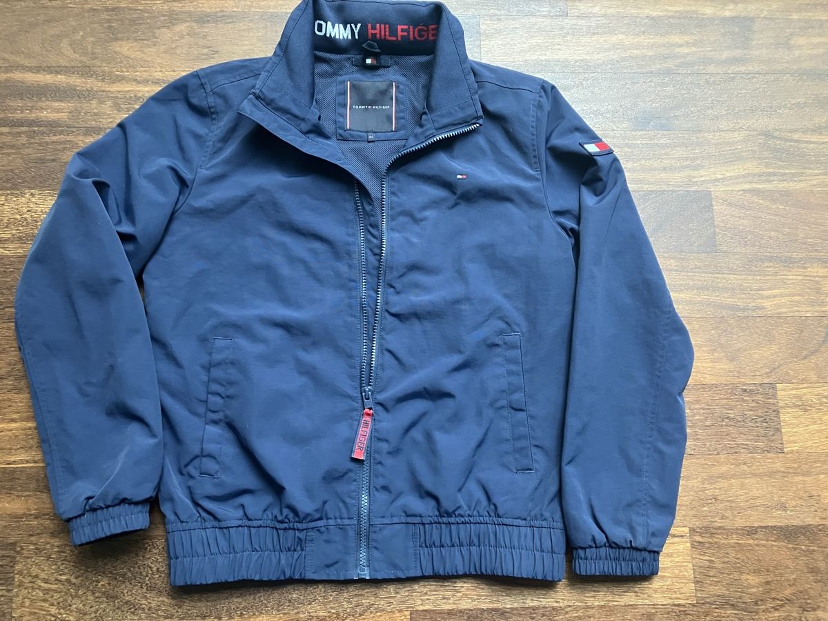 Tommy Hilfiger Giacche & Cappotti: Tommy Hilfiger Jacke mit Patch Gr 164 Jugendliche – Usato da Au ZH venduto da safari77