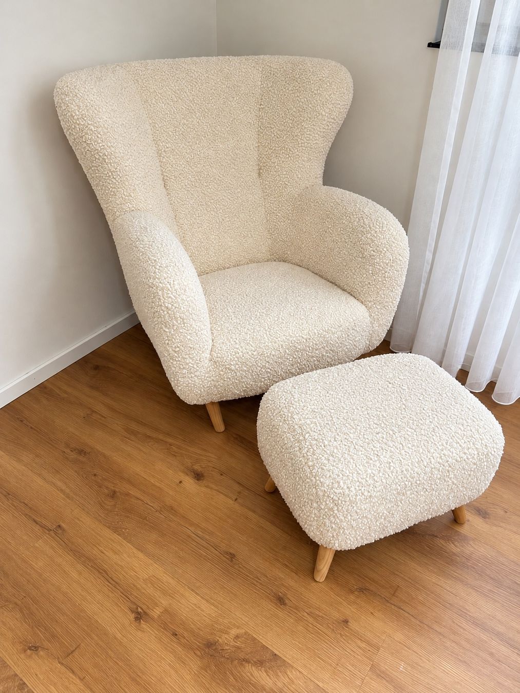 Jysk Sessel: Bouclé-Sessel mit passendem Hocker zu verkaufen – Gebraucht aus Neuhausen von cha_29dk