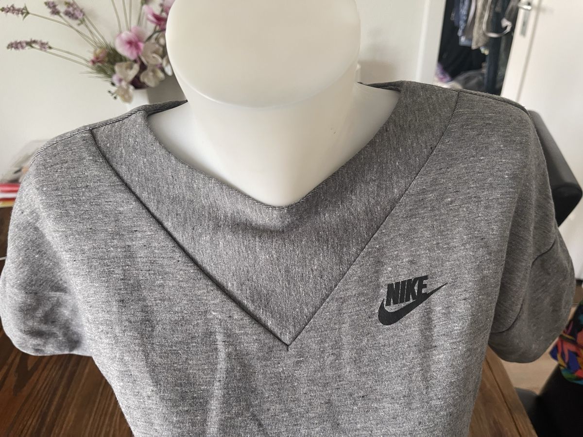 Nike Robes: Robe sweat Nike gris S bon état  – D'occasion à Kloten par Vermicelles