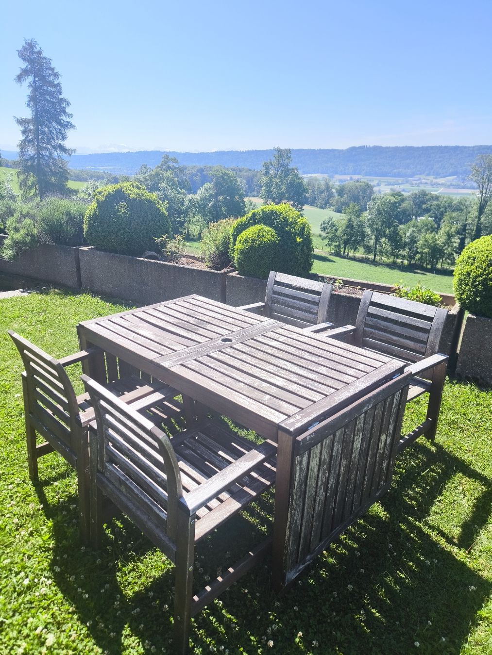Set di tavolo e panche: Balkon-/Gartenmöbel aus Massivholz – Usato da Boppelsen venduto da CeFichtner 4
