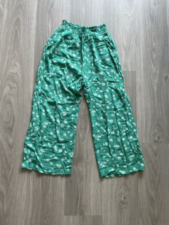 Hosen Damen Grösse 164 gruen gebluehmt guter Zustand