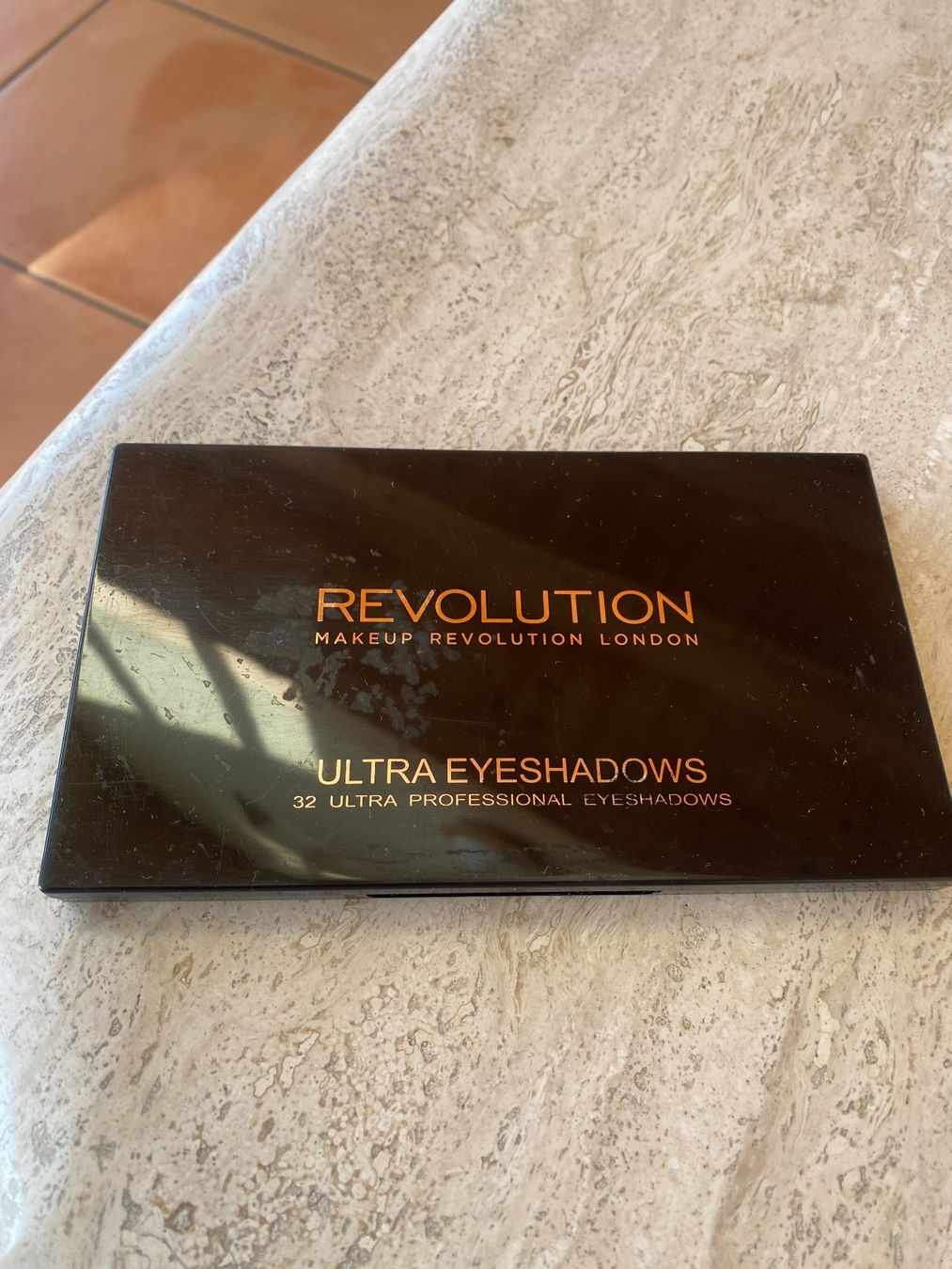 Make-up: RÉVOLUTION palette de maquillage 32 eyeshadows mat – Gebraucht aus Belmont-sur-Lausanne von chu_vxf5