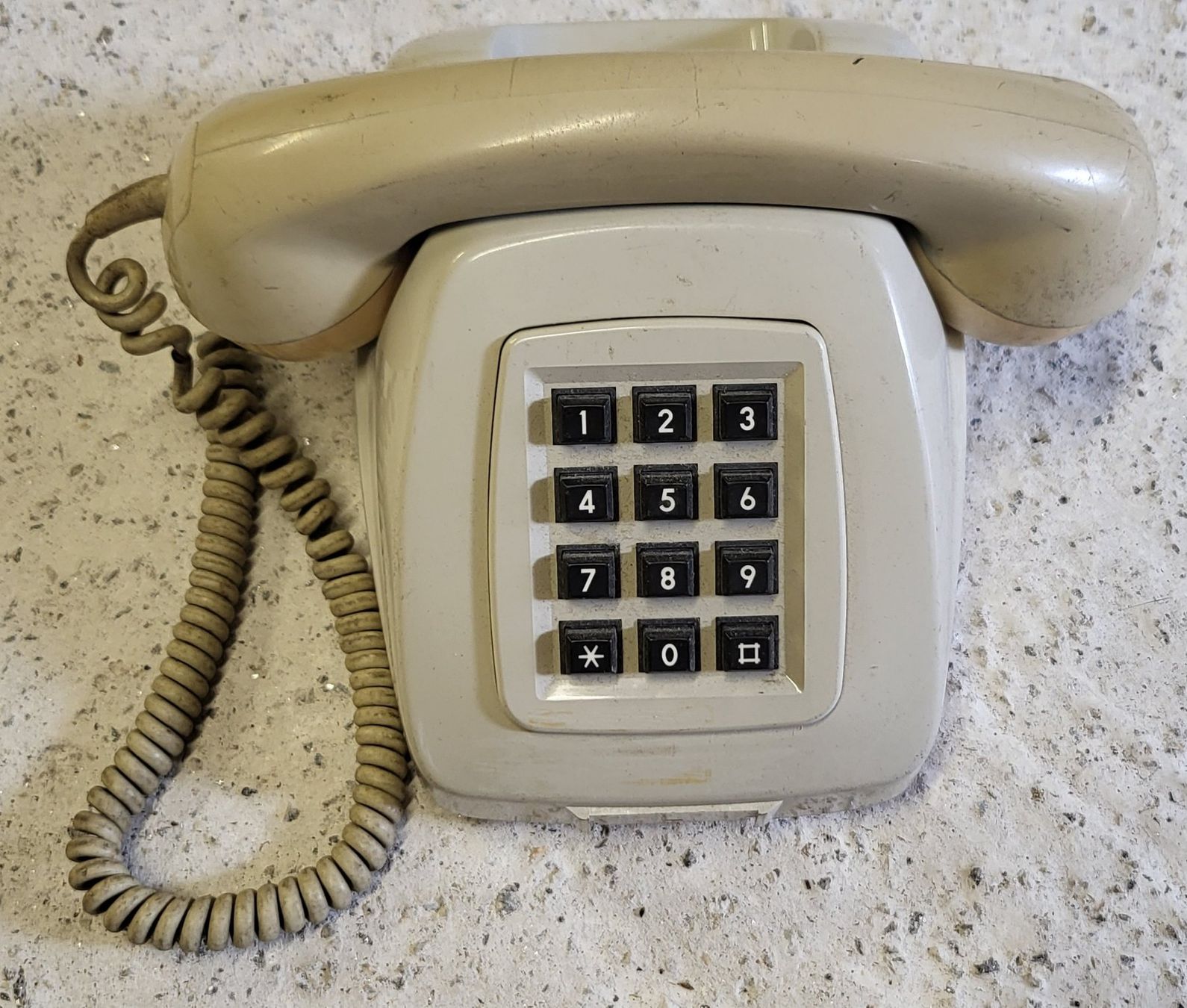 Swisscom Telefoni: Telefono da tavolo a tasti mod. 70 – Usato da Villa Bedretto venduto da Custa