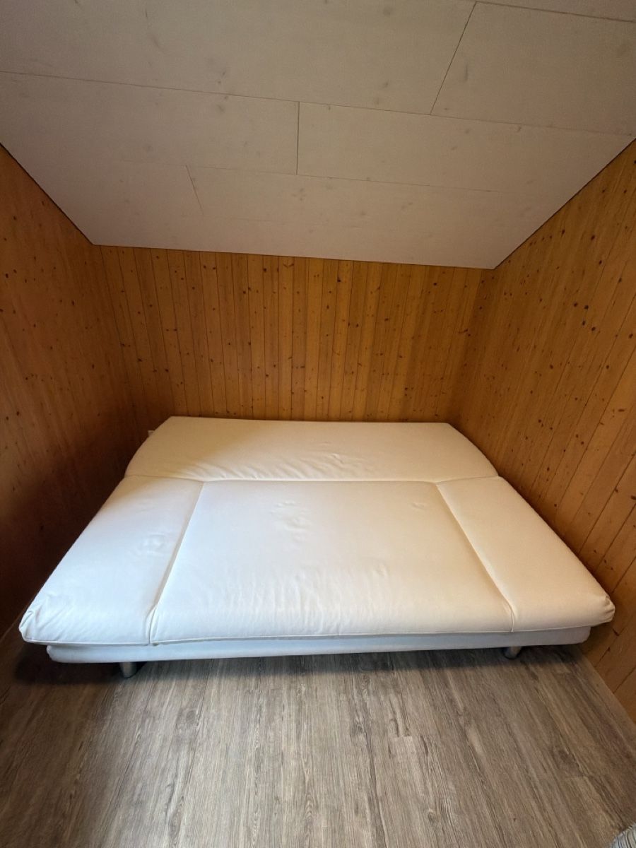 Sofas: Weißes Schlafsofa mit integriertem Stauraum – Gebraucht aus Lütschental von dam_6qlv 1