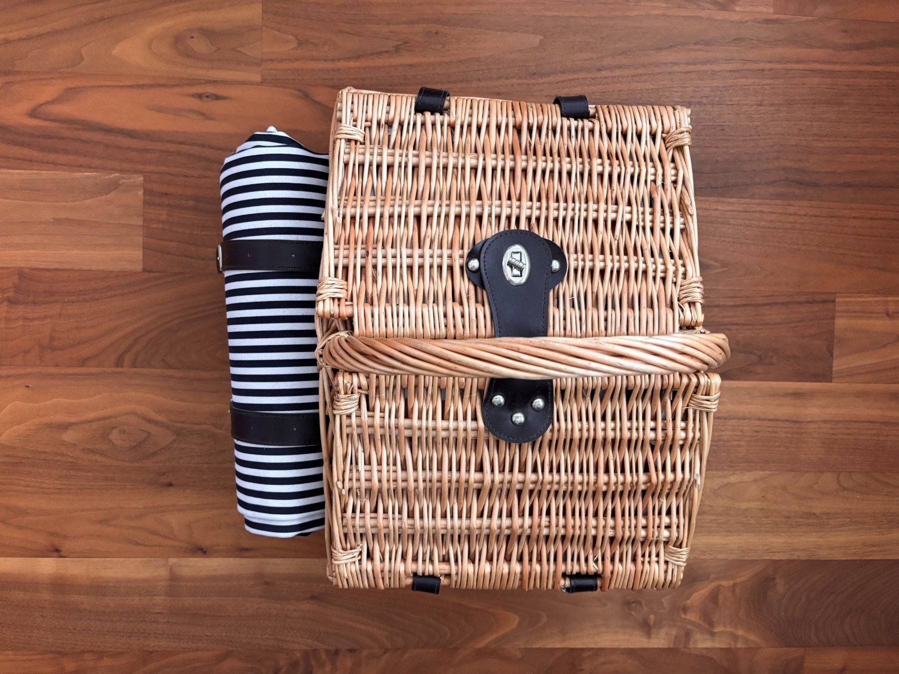 Altro per la casa: Picknickkorb mit Geschirr – Nuovo (secondo la descrizione) da Meilen venduto da pekiid 1