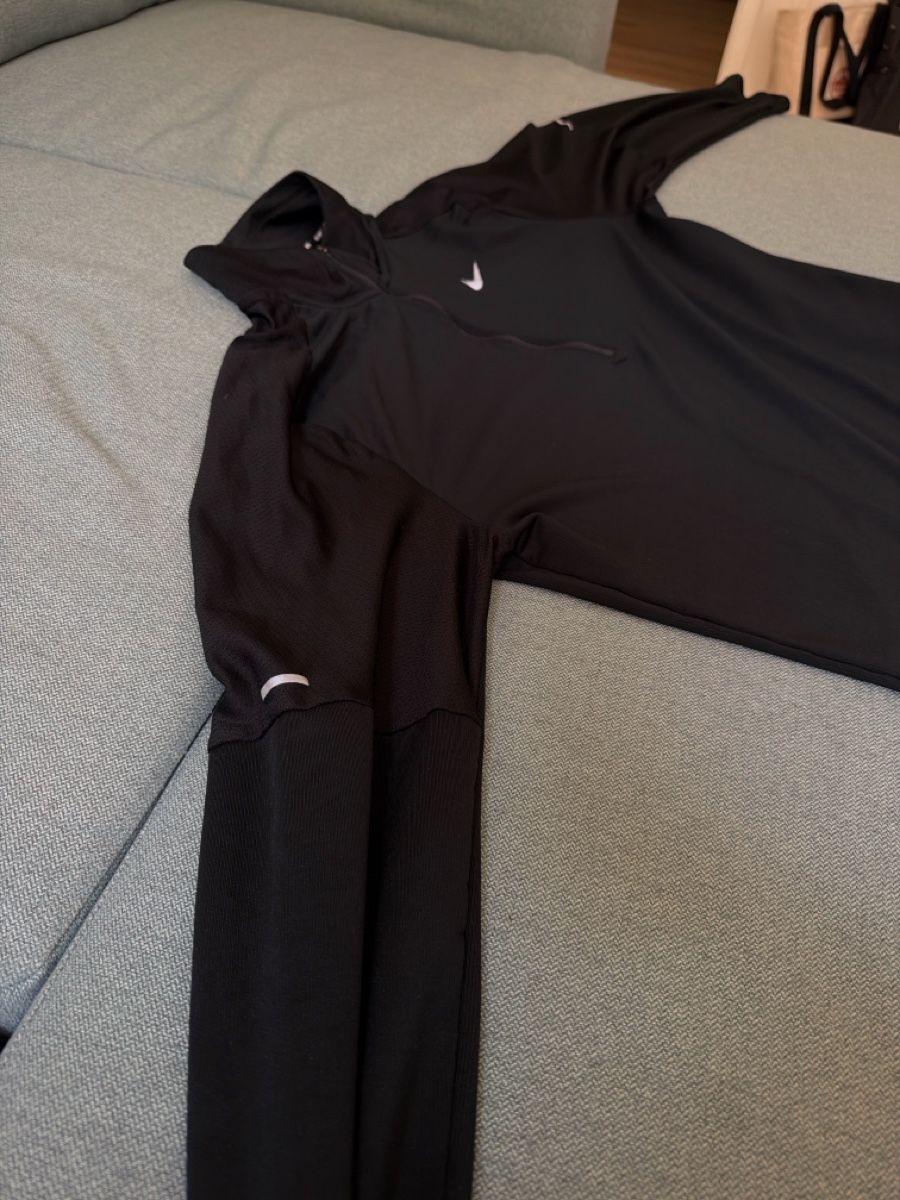 Nike Pulls & Sweat-shirts: Nike Running Pullover black size M good condition – Neuf (Voir description) à Nyon par noa_528c 2