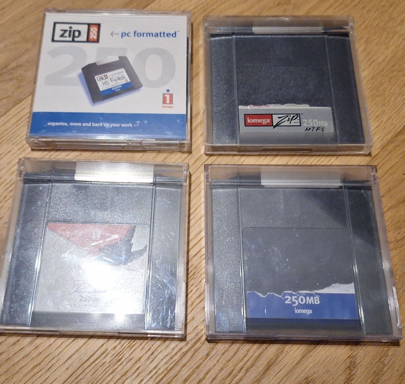 Dischetti: 4 Iomega Zip 250MB Disketten – Usato da Rüfenach AG venduto da JohnSmith