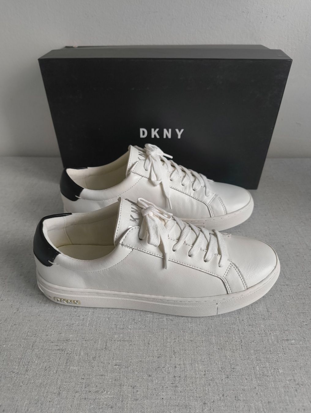 DKNY Scarpe da donna: DKNY Sneaker, weiss, Gr. 41 – Nuovo e nell'imballaggio originale da Uitikon Waldegg venduto da PJLS1