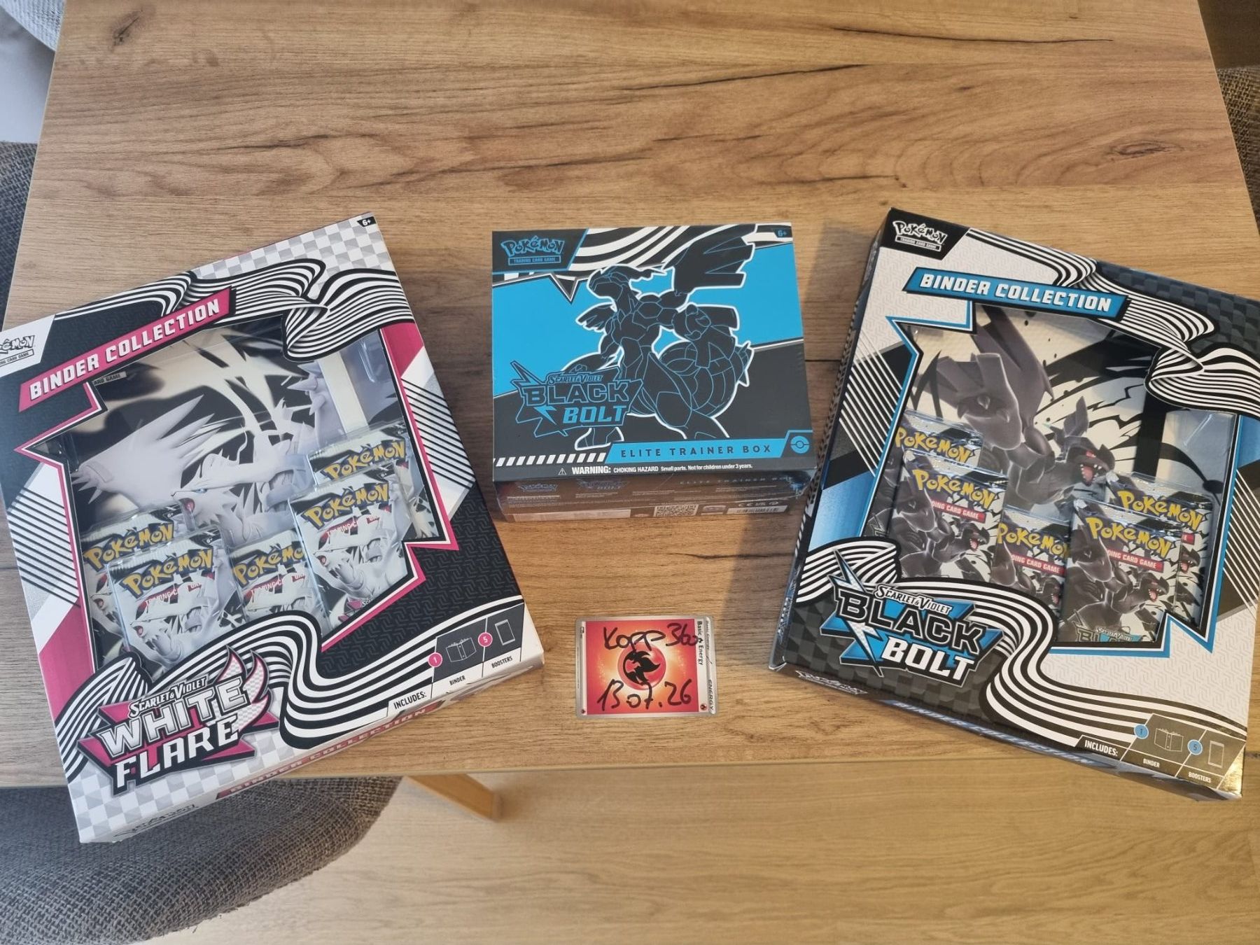 Pokémon Carte collezionabili: ETB Black Bolt + 2 Binder Collection + 3 Poster Collection – Nuovo e nell'imballaggio originale da Horw venduto da kopp360