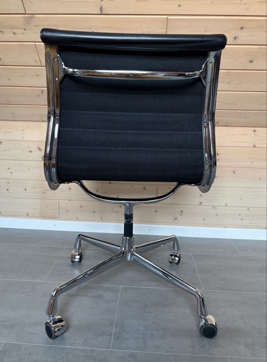 Eames Sedie: Charles Eames Aluminium Stuhl EA105 von 1990 – Usato da Lausen venduto da baeumepfleger 3