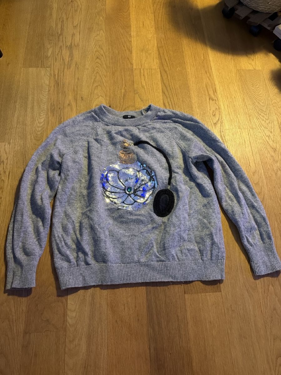 H&M Maglioni & Felpe: H&M Pullover mit Parfummotiv, grau, Grösse M – Usato da Stäfa venduto da Waykana15