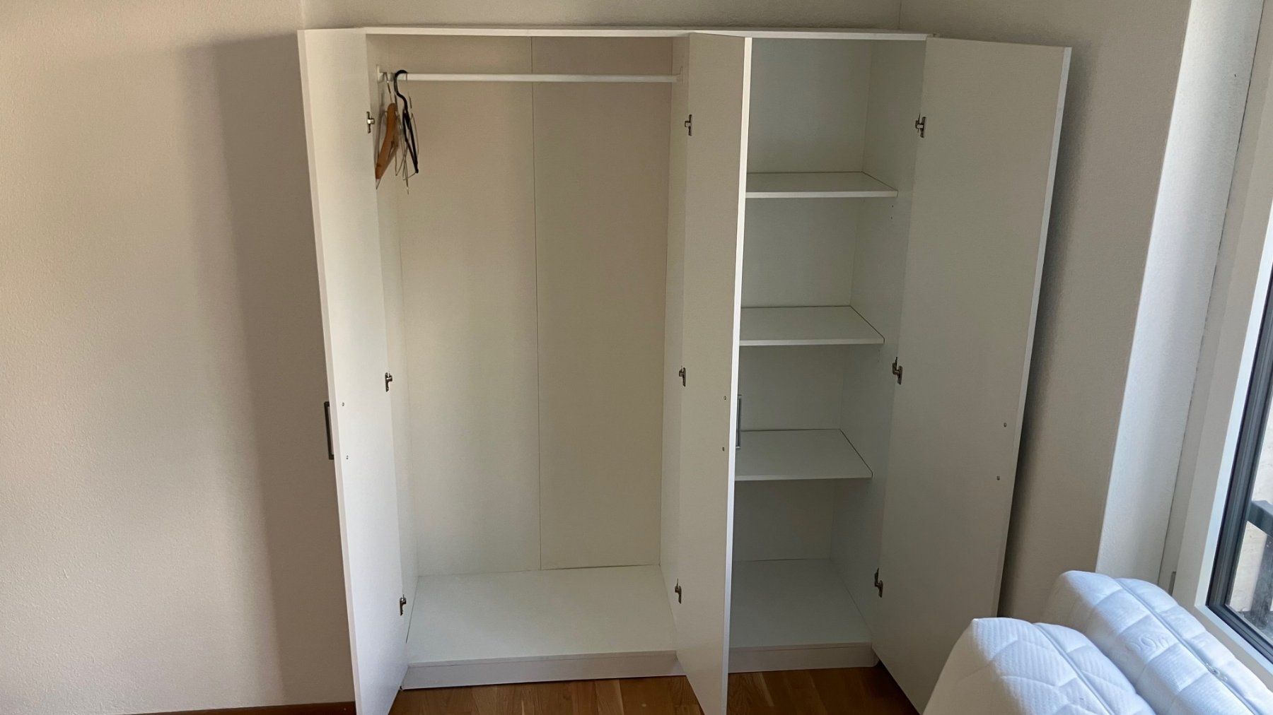 Schränke: Kleiderschrank, gebraucht – Gebraucht aus Root von kimvbui 1