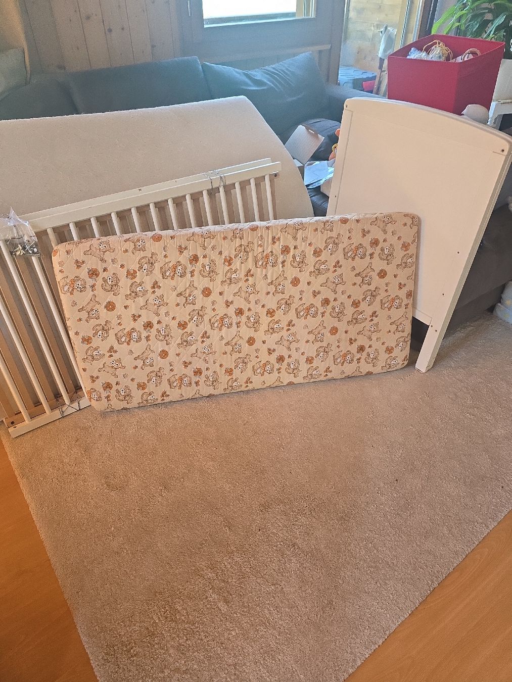 Letti: Baby Crib with Mattress and Fitted Sheets – Usato da Bönigen venduto da kar_r7cp 2