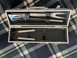 Grillbesteck in Aufbewahrungsbox, kaum benutzt, wie neu