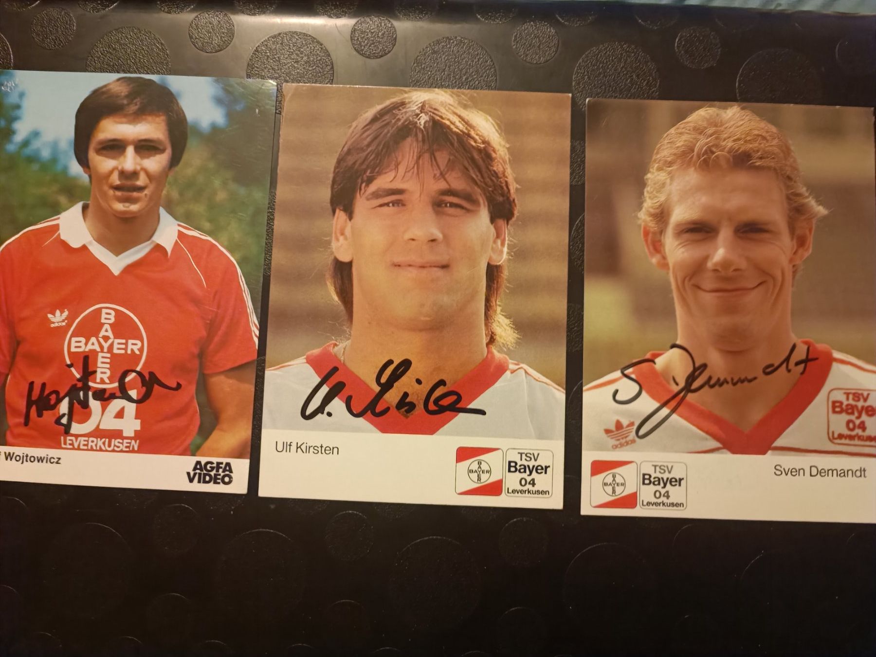Autografi: Bayer Leverkusen - 3x handsignierte alte Karten – Usato da Menziken venduto da Artographs