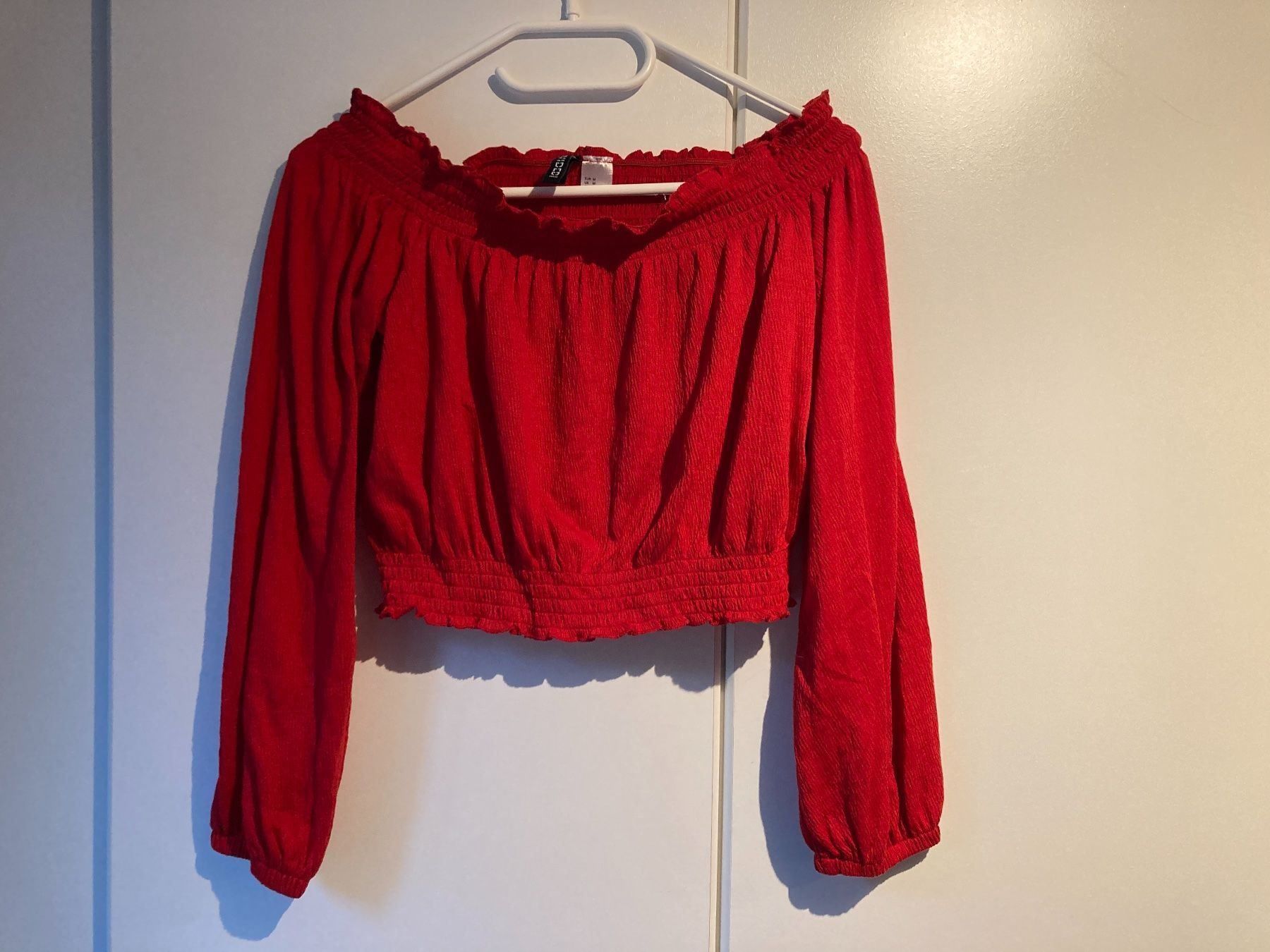Top: Schulterfreies, rotes Langarm Top Gr. M – Usato da Thun venduto da Vans_98