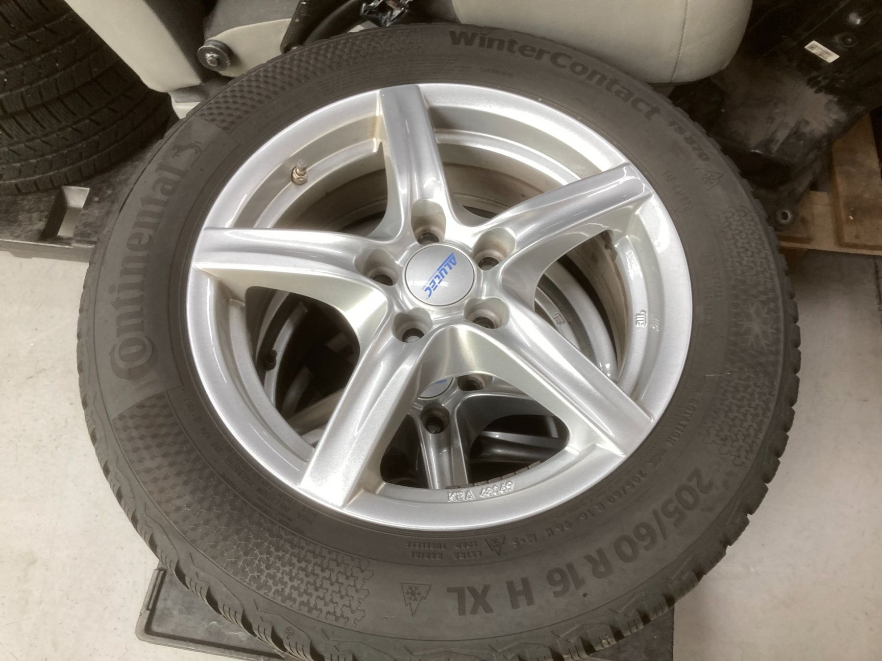 Ford Pneus & Roues: Ford Focus Winterräder 205/60R16 Continental – D'occasion à Cham par WB2223 2