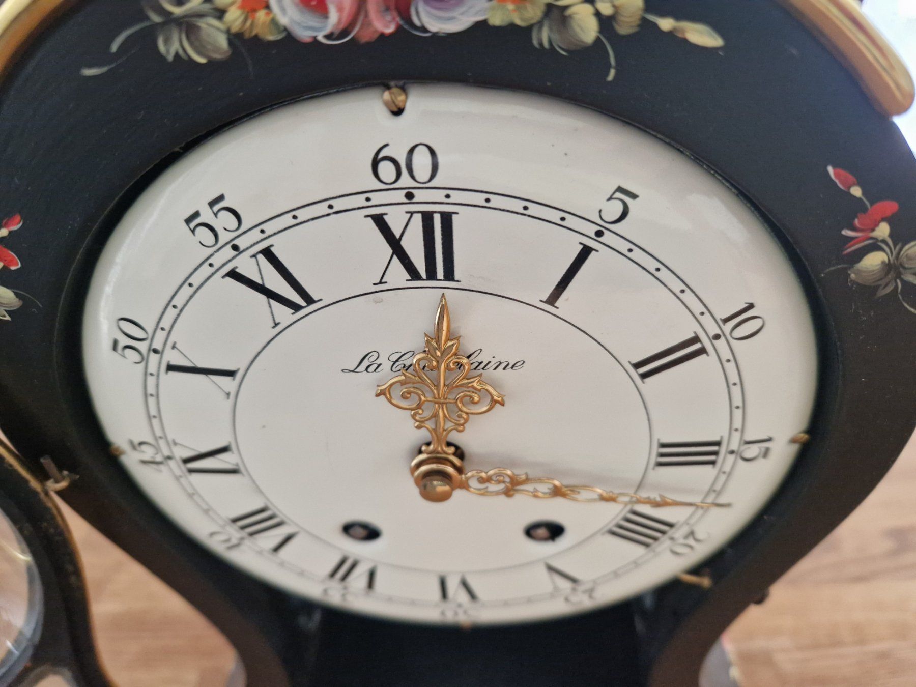 Stand- & Wanduhren: Wanduhr La Chatelaine schwarz mit Blumen – Gebraucht aus Münsingen von Geeskile
