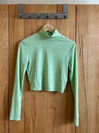 Grüner langarmiger Top