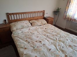 Bett und zwei Nachttischen