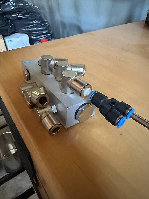 Alimentazione elettrica: Pneumatik Verteilerblock mit diversen Anschlüssen – Usato da Appenzell venduto da OcclineGmbH 3