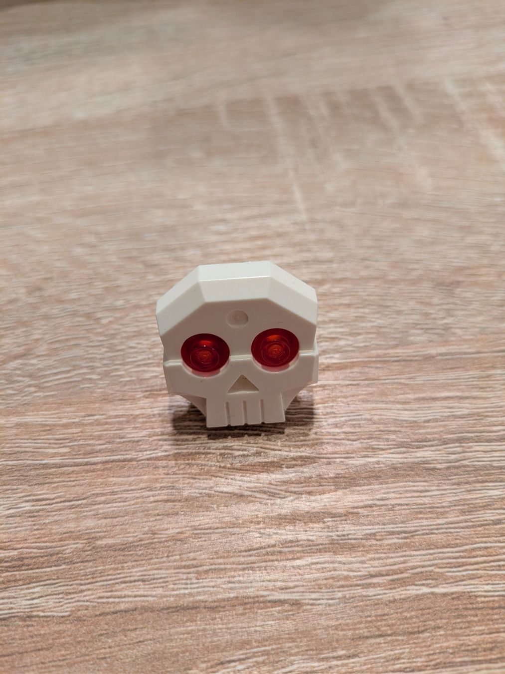 Lego Kit di costruzioni: LEGO - BIG SKELETON HEAD WITH RED EYES – Usato da Losone venduto da AlpineLayer 1
